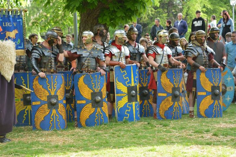 Soldaţi romani, gladiatori şi cavaleri medievali cuceresc malurile Someşului