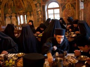 DIETA SFÂNTĂ - ce mănâncă zilnic călugării de la Muntele Athos. E secretul LONGEVITĂŢII