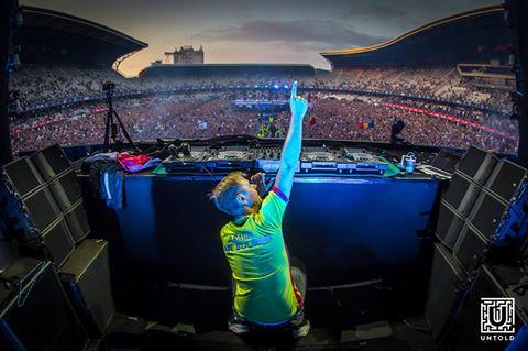 Armin van Buuren a mixat până după răsăritul soarelui. Înfășurat în steagul tricolor: 