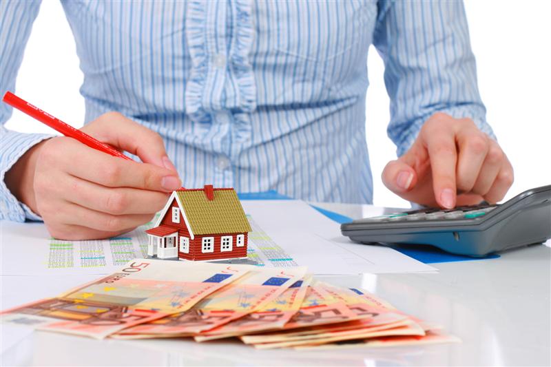 Guvernatorul BNR: Aproape 4000 de români au depus notificări de dare în plată a imobilelor