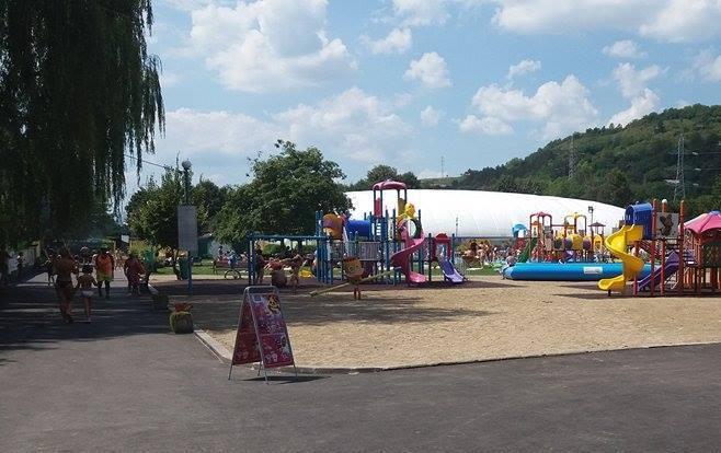 Balonul se află în terenul celor de la 