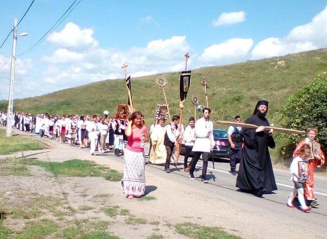 Sărbătoarea Adormirii Maicii Domnului la Mănăstirea Nicula. Peste 30.000 de oameni prezenţi, unii înconjoară în genunchi şi pe coate biserica de lemn