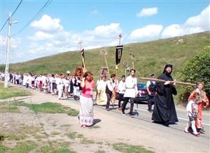 Sărbătoarea Adormirii Maicii Domnului la Mănăstirea Nicula. Peste 30.000 de oameni prezenţi, unii înconjoară în genunchi şi pe coate biserica de lemn