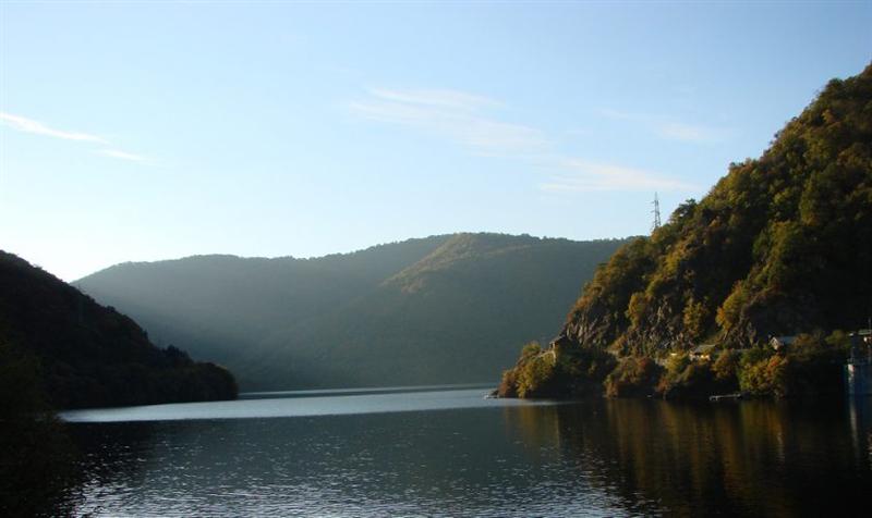 Un bărbat a decedat electrocutat pe lacul Tarniţa, alte 7 persoane au fost rănite. Se plimbau cu hidrobicicleta