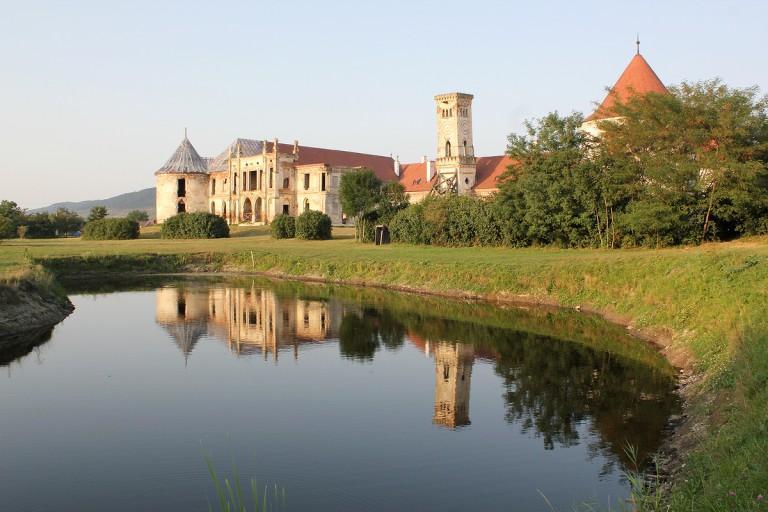 Centrul de Arte şi Meşteşuguri al Castelului Banffy, inaugurat în prezenţa nepoatei contelui Bánffy Miklós FOTO