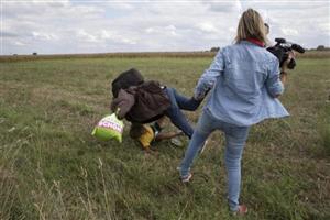 Operatoarea tv surprinsă lovind cu piciorul imigranți care traversau frontiera Ungariei, pusă sub acuzare. Ce s-a întâmplat cu bărbatul pe care l-a agresat
