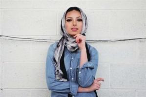 Premieră în Playboy: prima femeie musulmană care apare în revistă purtând hijab