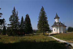 Lucrări de întreţinere pe drumul ce duce la Mănăstirea Râşca Transilvană