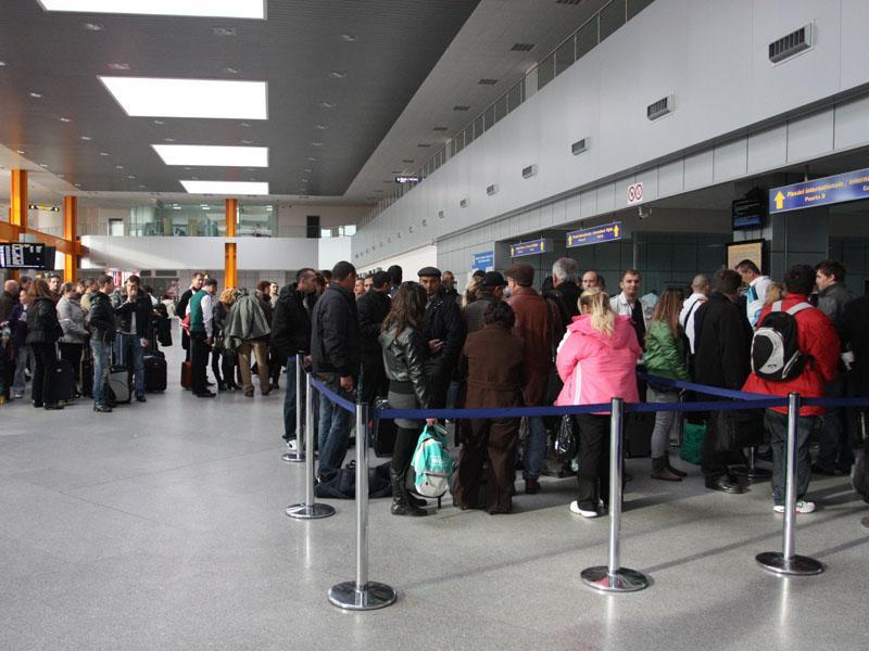 Doi bărbați cu pașapoarte israeliene falsificate, depistați pe Aeroportul Cluj