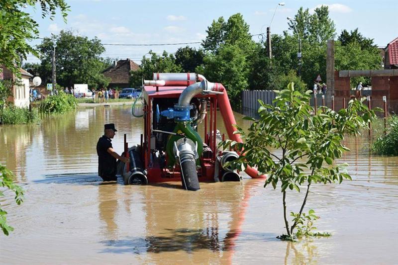 Bani de la Guvern pentru drumurile distruse de inundaţii. Ce sumă primeşte Clujul