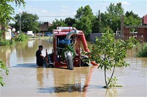 Bani de la Guvern pentru drumurile distruse de inundaţii. Ce sumă primeşte Clujul