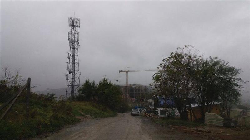 Unde îşi iau avânt imobiliarele. „Nu există drum, nimic. Case, blocuri, mărăcini, noroi, aglomeraţie