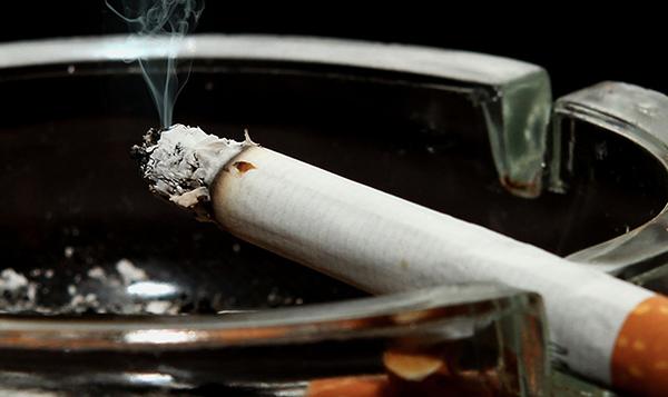 Clujean prins în timp ce fuma într-un local din Piaţa Gării. Amendă de 5.100 lei