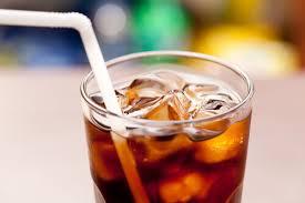 O companie producătoare de băuturi răcoritoare reduce cantitatea de zahăr 