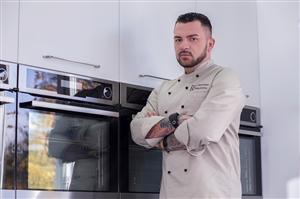 Terapie în bucătărie şi seminarii de cooking pe vlog cu un fost concurent din Cluj la Master Chef