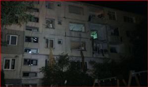 Tânărul rănit în explozia care s-a produs la blocul de locuinţe din Bistriţa, a murit