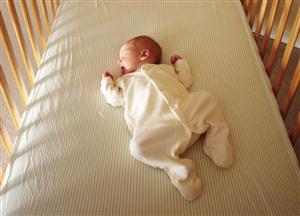 Sfatul medicilor: În primul an de viață, copiii ar trebui să doarmă în camera părinților