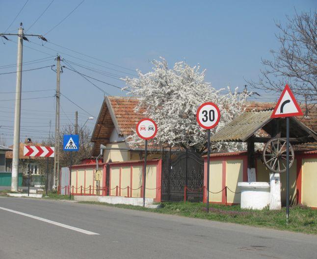 Indicatoare rutiere noi pe drumurile judeţene din Cluj. Câştigătorul licitaţiei, o firmă controversată