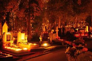 1 noiembrie, ziua în care cimitirele din Transilvania se umplu de lumină