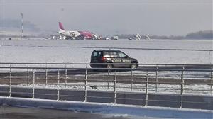 Incident la aeroportul din Cluj: pasagerii au aşteptat şase ore. Ce compensaţii le-a oferit Wizz FOTO