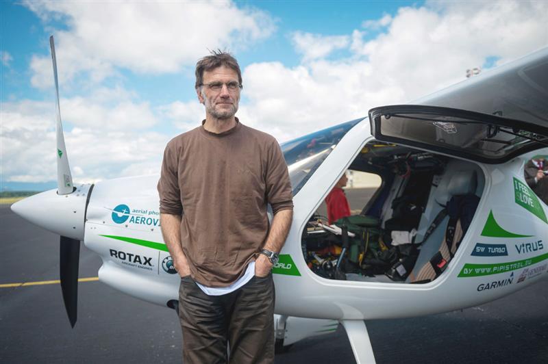 A făcut ocolul pământului cu un avion ultraușor şi vine la Cluj să vorbească despre poluarea atmosferei 