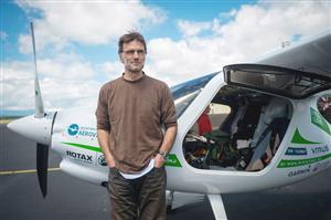 A făcut ocolul pământului cu un avion ultraușor şi vine la Cluj să vorbească despre poluarea atmosferei 