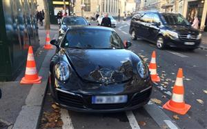 Un Porsche parcat neregulamentar a fost detonat de genişti, la Paris