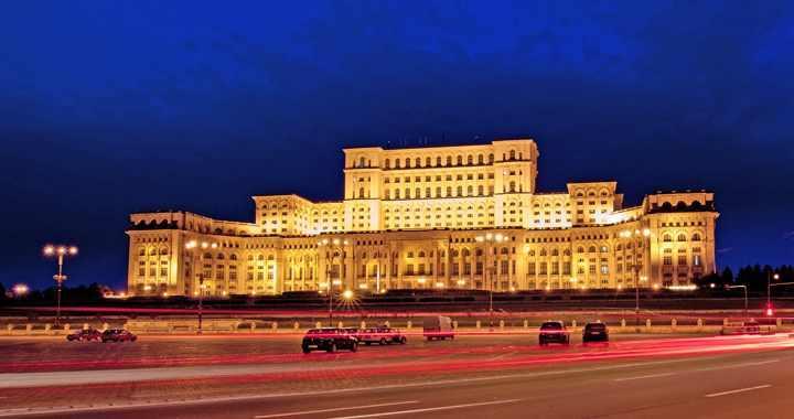Un candidat clujean vrea să pună plăcuţe trilingve pe Palatul Parlamentului