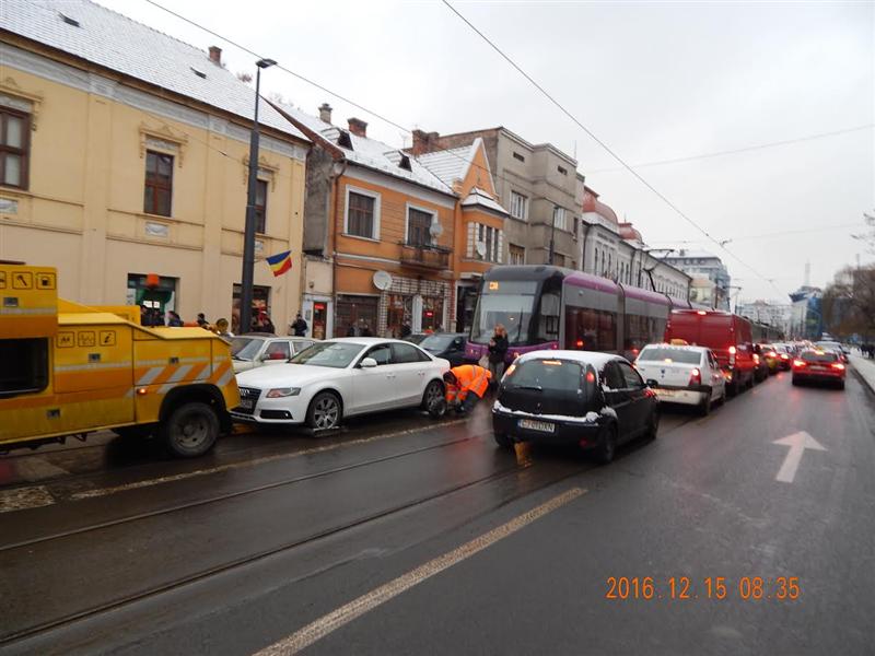 Un bolid s-a stricat chiar pe şinele de tramvai, în centrul Clujului. Traficul a fost blocat o oră 