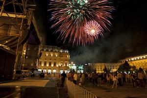 Petreceri în stradă, căsătorii de Revelion şi spectacole de artificii în noaptea dintre ani. Ce se întâmplă la Cluj