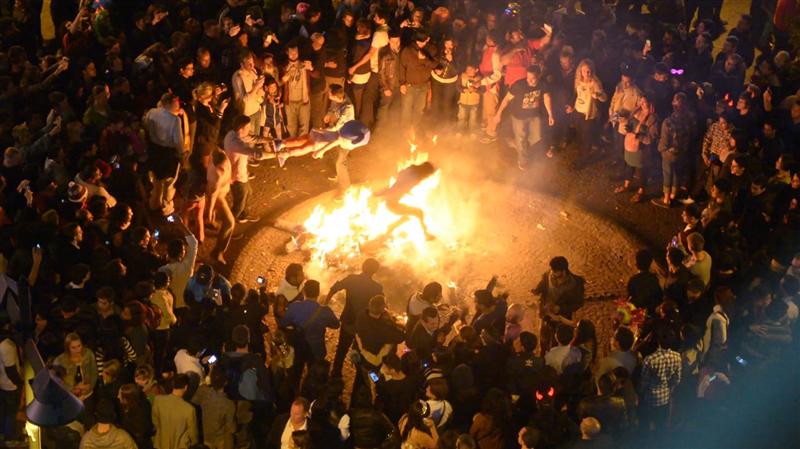 ANUL NOU în jurul lumii: Cele mai CIUDATE obiceiuri în noaptea dintre ani