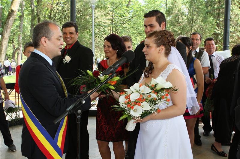 Peste 800 de tineri clujeni şi-au programat căsătoria civilă online. VEZI cea mai solicitată dată