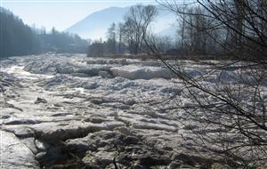 Lacul de acumulare de la Gilău, acoperit de gheaţă