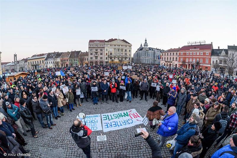 Imagini virale de la protestul din Cluj. Peste 10.000 de oameni în stradă FOTO