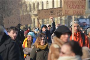 Sute de persoane participă la Chişinău la un miting de solidaritate cu protestele din România