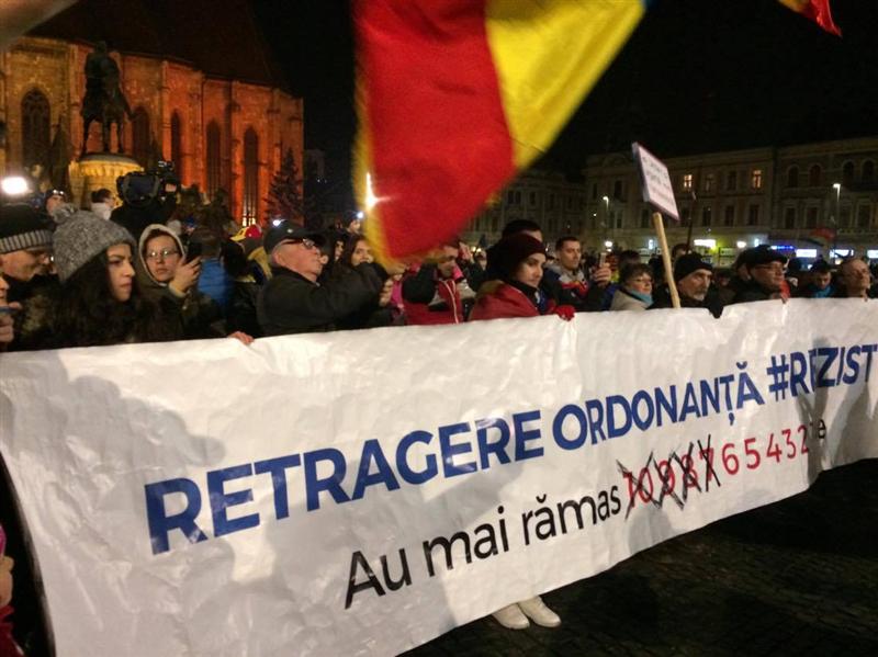 A cincea zi de proteste la Cluj. Zeci de mii de persoane sunt în stradă FOTO/VIDEO