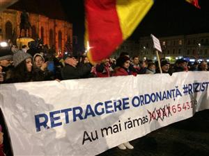 A cincea zi de proteste la Cluj. Zeci de mii de persoane sunt în stradă FOTO/VIDEO