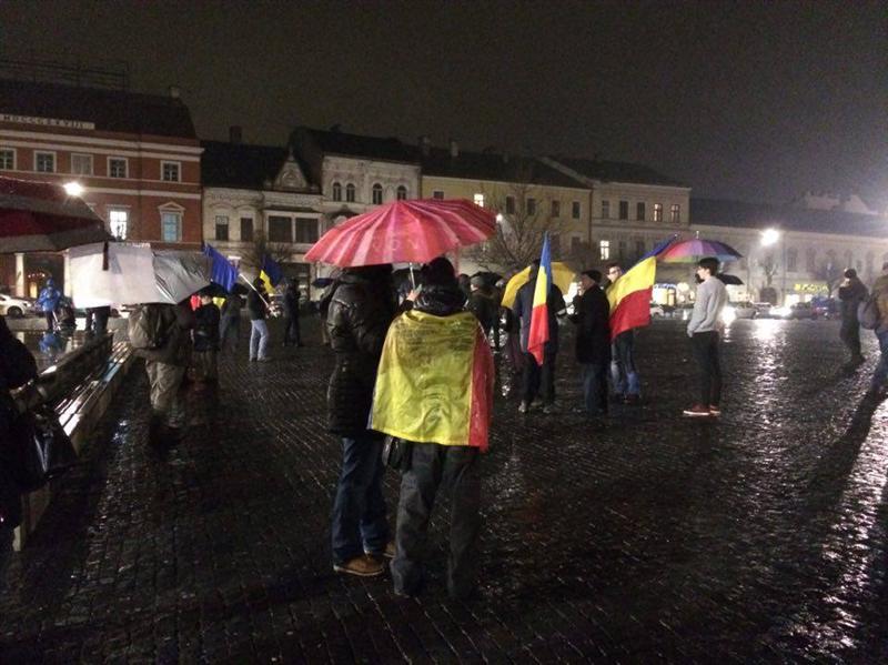 Protest în ploaie la Cluj. Manifestanții sunt la datorie FOTO/VIDEO