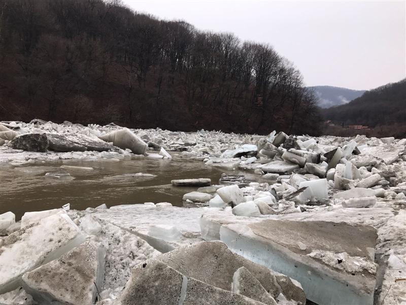 Poduri de gheaţă detonate pe Arieş FOTO 