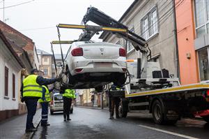 Au fost ridicate primele maşini parcate neregulamentar în Cluj FOTO