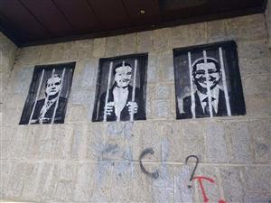 Politicieni după gratii, pictați pe un monument din Cluj. Polițiștii au deschis o anchetă