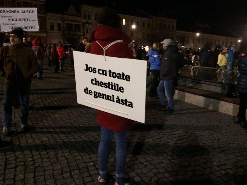 Protestul de la Cluj, ziua a 13-a. 10.000 de oameni au scandat împotriva guvernului. Unui protestatar i s-a făcut rău FOTO/VIDEO