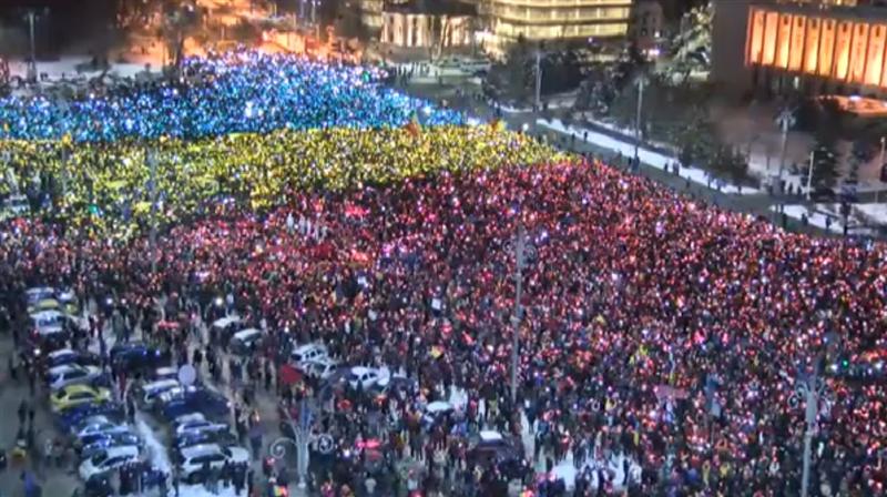 Tricolor uman în Piaţa Victoriei din Bucureşti. Peste 30.000 de oameni în stradă VIDEO