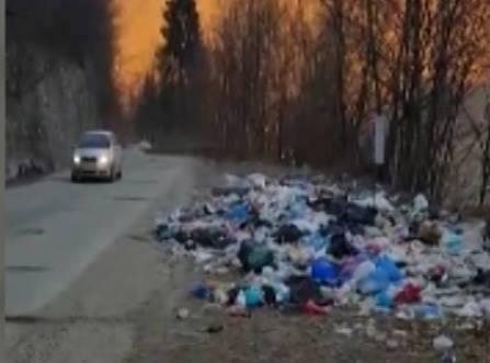 Cum îşi aşteaptă Clujul turiştii în zona montană. Plin de gunoaie pe drumul Gilău - Tarniţa - Mărişel FOTO/VIDEO