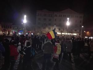 A 18-a zi de proteste la Cluj. Câteva sute de protestatari au ieşit şi sâmbătă seara în Piaţa Unirii  FOTO/VIDEO