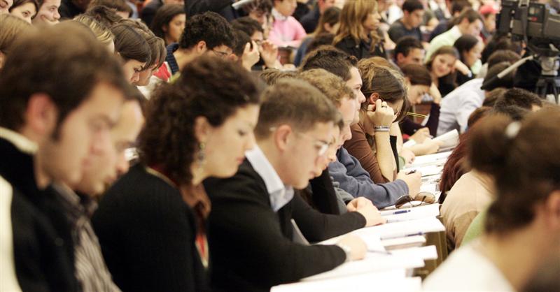Absolvenţii să fie obligaţi să lucreze în ţară după terminarea facultăţii, propunerea Academiei Române