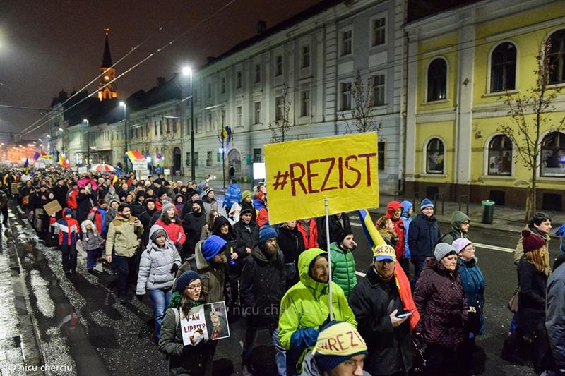 Albumul #rezist. Cât costă cartea care documentează cele mai mari proteste din ultimii 27 de ani 