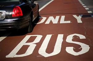 Sensuri unice, interdicţii, parcări desfiinţate. Ce înseamnă introducerea benzii pentru autobuze