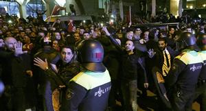 Proteste violente la Rotterdam. Ministru turc, expulzat din Olanda