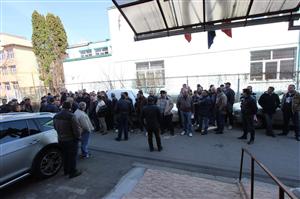 Revolta şoferilor: aproximativ 100 de angajaţi au protestat la sediul CTP. „Data viitoare blocăm traficul
